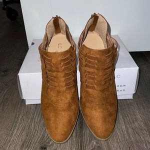 Lauren Conrad tanzanite Womens ankle bootie (NEVER WORN)